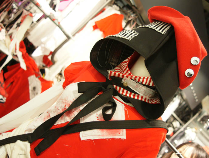 Guro lolita, blablahospital hospital red cross designer clothes, kera shop arena, punk and goth clothing in Japan, Kera magazine shopping, Visual Kei J-rock music store, band outfits. Japanese rock music record store in Shinjuku