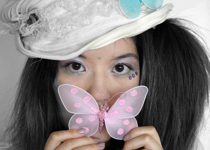 Pink butterfly, cute Japanese girl holding butterfly, Aromaleigh Opulent Lustre makeup, metallic shimmery eyeshadows, mineral eyeshadow hypo-allergenic, metal powder makeup, how-to pastel eye shadow, pastel butterflies, lace hat, Japanese makeup tutorials