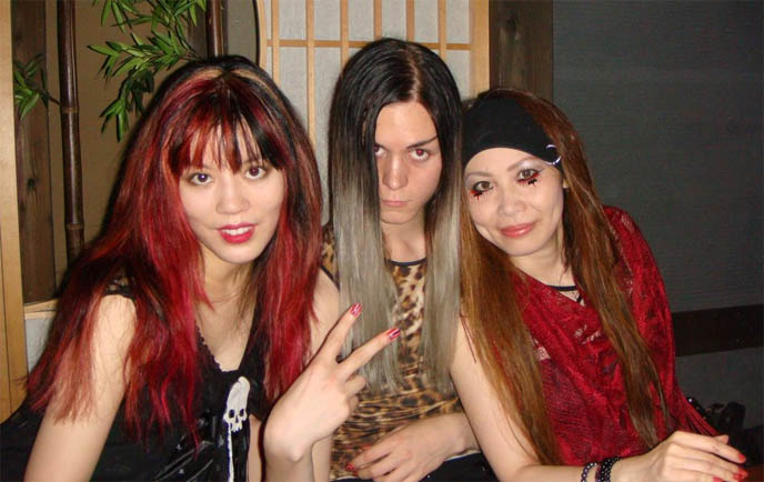  京町恋しぐれ, Kyoumachi-koi-shigure, kYOTO theme restaurant in Shibuya, Goth fashion vampires, emo goth kids, Japanese gothic hair and makeup, Gothic Lolita, La Carmina, transsexual photos, Japanese cute kawaii girls