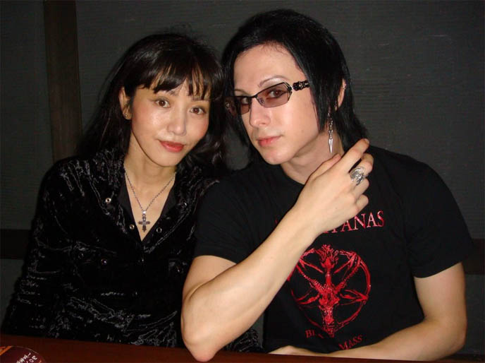  京町恋しぐれ, Kyoumachi-koi-shigure, Osaka theme restaurant in Shibuya, Goth fashion vampires, emo goth kids, Japanese gothic hair and makeup, Gothic Lolita, La Carmina, transsexual photos, Japanese cute kawaii girls