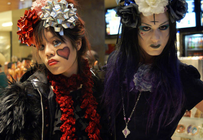 ALICE IN WONDERLAND MOVIE REVIEW: NOT SUFFICIENTLY GOTHIC, NOR TIM BURTON'S BEST. COSPLAYING AS WONDERLAND CHARACTERS FOR OPENING NIGHT, GOTH ALICE, queen of hearts, red queen costume, dressing up Alice Wonderland, wigs and halloween tim burton fashion, makeup cyber goth girls, california goth, la goth, movie premiere for johnny depp movie