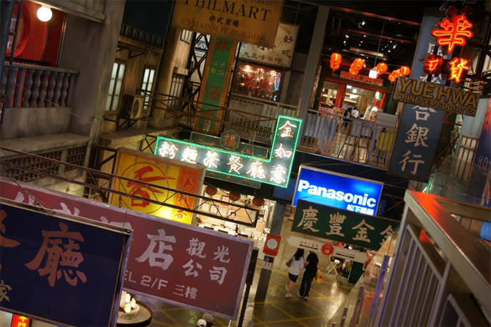 hong kong street signs, neon lights, TOKYO'S ODAIBA: LITTLE HONG KONG. DAIBA MANMADE ISLANDS, SHOPPING & CHINESE FOOD, WEIRD THEME PARKS JAPAN. weirdest strangest theme restaurants, crazy wacky theme restaurants, hong kong replica movie set