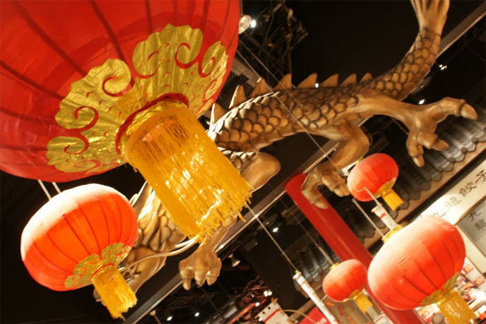 hanging chinese lanterns, gold dragon, TOKYO'S ODAIBA: LITTLE HONG KONG. DAIBA MANMADE ISLANDS, SHOPPING & CHINESE FOOD, WEIRD THEME PARKS JAPAN. weirdest strangest theme restaurants, crazy wacky theme restaurants, hong kong replica movie set