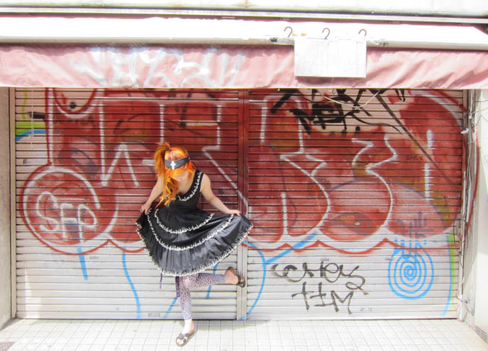 harajuku street snaps, street fashion tokyo japan, gothic lolita, h naoto and innocent world brand dresses, where to buy lolita clothes online, cheap lolita fashion accessories, closet child, takeshita doori.
