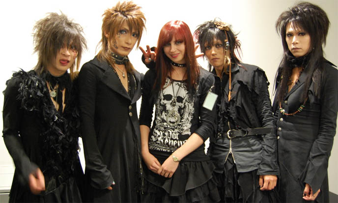 SUICIDE ALI and goth girl, band photos LUZMELT: VISUAL KEI CONCERT AT EAST COAST ANIME CONVENTION, TEKKOSHOCON. J-ROCK BAND INTERVIEW, JAPAN MUSIC IN AMERICA. Visual kei hair makeup tips, tutorials, how-tos, training bras for boys, cute japanese boy band, comic convention in Pittsburgh Pennsylvania, american jrock bands