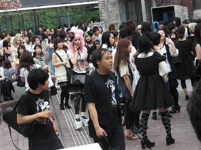 MALICE MIZER REUNION! cosplayers, cosplay mana sama, MOI DIX MOIS 2010 CONCERT, MANA KOZI YUKI REUNITED: DEEP SANCTUARY II IN TOKYO. Gothic Lolita fans of mana-sama, ega egl, elegant goth fashion japan, japanese visual kei legend, gackt klaha, band members of malice mizer