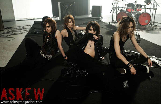 D'ESPAIRS RAY CONCERT BOOKLET, askew magazine, d'espairsray band photo, 2010 tour north america, merchandise for visual kei band despairs ray, japanese rockers, north america world tour, visual kei jrock group, jrock makeup hair, despa fan zine, tickets online