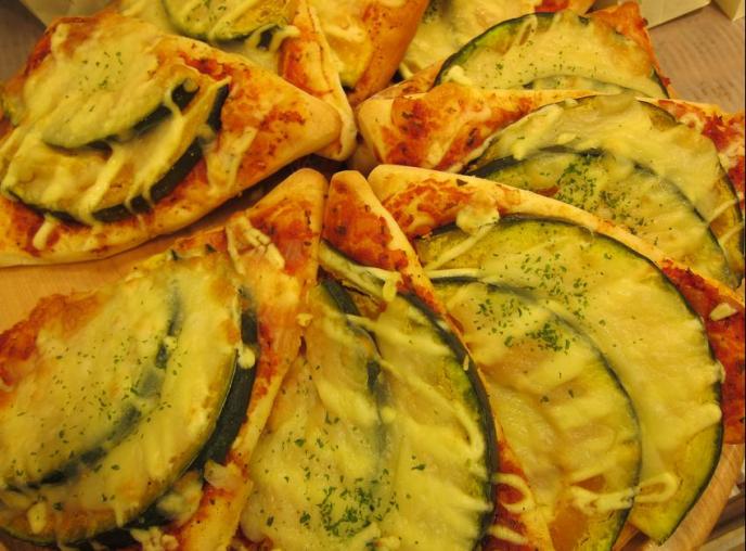 kabocha pizza, pumpkin pizzas, weird pizza hut flavors toppings in asia, japan, china, strangest pizzas, cheese tomato, sunpierrot bakery, shinjuku