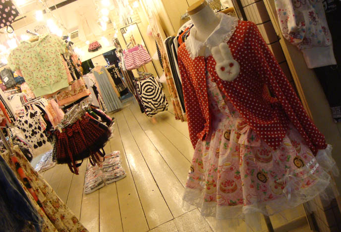 YELLOW HOUSE, JIM SINN: HARAJUKU PUNK & VISUAL KEI CLOTHING BRANDS, FAMOUS JAPANESE SHOPS. BUY Goth lolita alternative fashion women's men's clothes JAPAN. Male rock jrock clothes, boutiques, sexpot fashion, cute kawaii shopping guide, miyavi x japan designer, yellow house baba