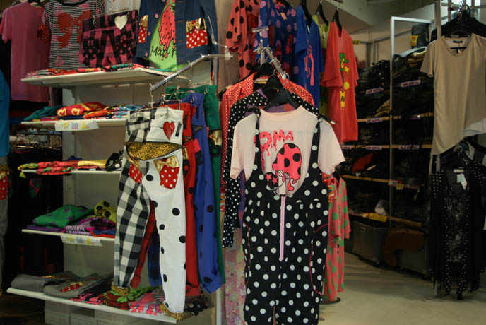 OSAKA SHOPPING DISTRICT: SHINSAIBASHI GOTHIC LOLITA JAPANESE PUNK SHOPS, BEST CLOTHING BOUTIQUES, FASHION GUIDE. JAPANESE MALE CLOTHING FASHION BRANDS, STYLISH STREETWEAR IN SHINJUKU TOKYO. goth alternative stores, punk clothing, listen flavor, peace now, womenswear japan, buy japanese womens clothes, wholesale, cheap asian clothing, kawaii cute accessories, asia fashion retailers, online shops