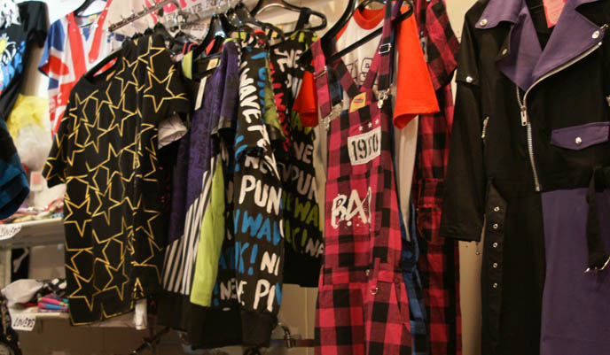 OSAKA SHOPPING DISTRICT: SHINSAIBASHI GOTHIC LOLITA JAPANESE PUNK SHOPS, BEST CLOTHING BOUTIQUES, FASHION GUIDE. JAPANESE MALE CLOTHING FASHION BRANDS, STYLISH STREETWEAR IN SHINJUKU TOKYO. goth alternative stores, punk clothing, listen flavor, peace now, womenswear japan, buy japanese womens clothes, wholesale, cheap asian clothing, kawaii cute accessories, asia fashion retailers, online shops