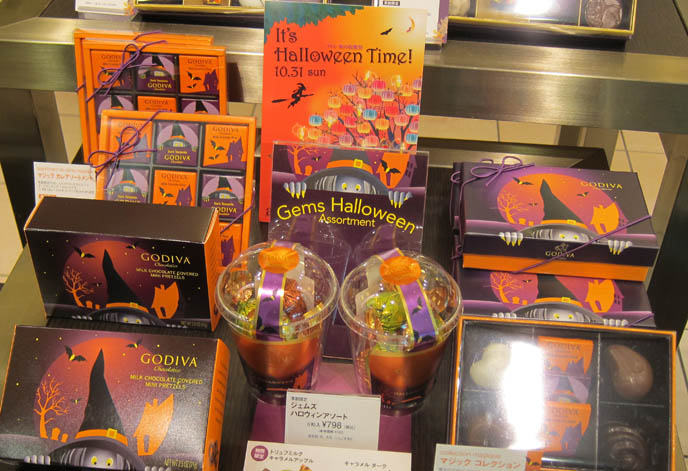 godiva halloween, japan candy, chocolates pumpkin flavor, special halloween recipes, party ideas, pumpkin recipe, kabocha japanese, CUTE HALLOWEEN FOOD! TOKYO KAWAII RECIPES, KABOCHA PIZZA & ICE CREAM CAKE, SEASONAL HOLIDAY MEALS IN JAPAN. japanese girls eating, shinjuku lumine east restaurants, where to eat theme restaurants japan, street fashion