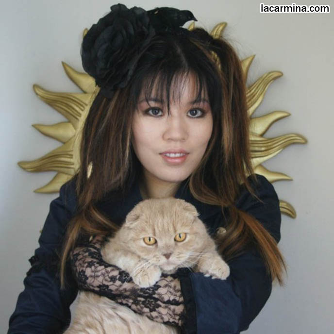 Famous celebrity pets, Farrow Scottish Fold, La Carmina holding pet cat, posing with pets, kitties in photoshoots, modelling with animals, how to hold cats. スコティッシュフォールド, 猫
