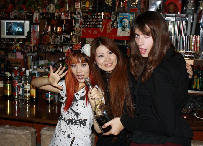 STAR CAFE TOKYO: VISUAL KEI & HEAVY METAL JROCK BARS IN KABUKI-CHO, SHINJUKU. CURE MAGAZINE, POKEMON PILLOWS & TOYS. Gothic rock bands, anti-feminism, j-rock, cds, downloads, mp3s, theme bars in tokyo, gaijin tonic, weird theme restaurants, small alternative bars, golden gai, gellonimo, hair metal japan, funniest weirdest clubs in the world