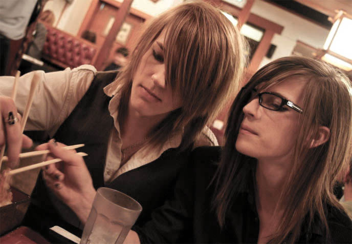 eating sushi with chopsticks, Visual kei hair tutorial, j-rock style techniques, tips, how-tos, cute androgynous teenage boys, long hair emo teens, male Gothic Aristocrat EGL clothing, Jrock hair cuts and Japanese men's hairstyles, shaggy mod hair, crossdressing teen boys, pinky violence exploitation movies, japanese bad girl b-movie films