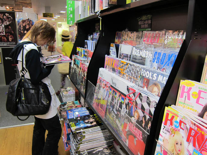 visual kei music store in tokyo, cute visualkei jrock boys, buying tickets camping out at Japanese rock CONCERT, GOTH LOLITA JROCK GROUP forums, meetups japanese pop culture jpop kawaii FRIENDS
