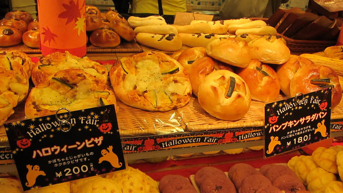 kabocha pizza, sunpierrot bakery, tokyo japan bakeries, cute food, cute recipes, ghost bread, melon pan pumpkin, kabocha, tokyo halloween activities, theme restaurant japan, weirdest places ot eat, special halloween recipes, party ideas, pumpkin recipe, kabocha japanese, CUTE HALLOWEEN FOOD! TOKYO KAWAII RECIPES, KABOCHA PIZZA & ICE CREAM CAKE, SEASONAL HOLIDAY MEALS IN JAPAN