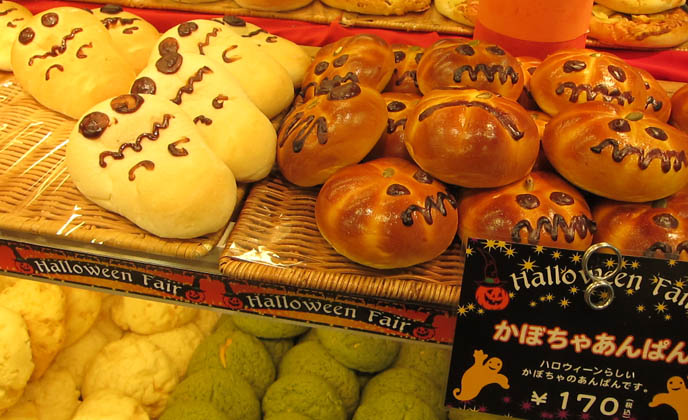 kabocha pizza, sunpierrot bakery, tokyo japan bakeries, cute food, cute recipes, ghost bread, melon pan pumpkin, kabocha food meals, tokyo halloween activities, theme restaurant japan, weirdest places ot eat, special halloween recipes, party ideas, pumpkin recipe, kabocha japanese, CUTE HALLOWEEN FOOD! TOKYO KAWAII RECIPES, KABOCHA PIZZA & ICE CREAM CAKE, SEASONAL HOLIDAY MEALS IN JAPAN