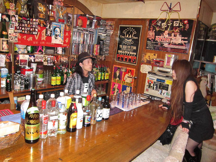 STAR CAFE TOKYO: VISUAL KEI & HEAVY METAL JROCK BARS IN KABUKI-CHO, SHINJUKU. CURE MAGAZINE, POKEMON PILLOWS & TOYS. Gothic rock bands, anti-feminism, j-rock, cds, downloads, mp3s, theme bars in tokyo, gaijin tonic, weird theme restaurants, small alternative bars, golden gai, gellonimo, hair metal japan, funniest weirdest clubs in the world