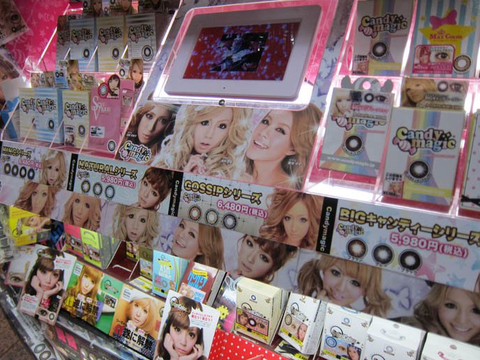 JAPANESE GIRLS WITH BIG EYES: PURIKURA STICKER PHOTO MACHINES. FAKE EYELASHES & CIRCLE CONTACTS, JAPAN MAKEUP TECHNIQUES FOR LARGER EYES, why asian girls want larger eyes, eyelid surgery, Gyaru, tokyo gals, giant faces billboard, cute japanese schoolgirls, sticker print club, bob haircuts, asian hairstyles, asia makeup cosmetics, asia beauty, pretty girls korea, cosmetology
